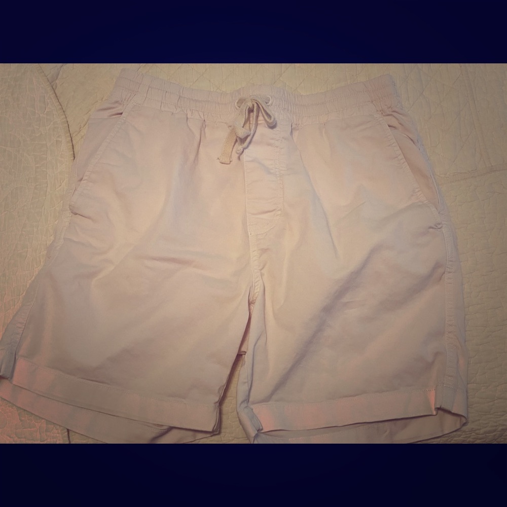 MEN’S pale pink Bermuda shorts